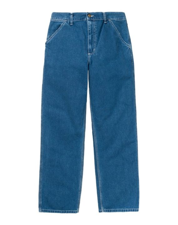 Jean couleur bleu coupe large avec étiquette carré sur la poche arrière