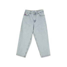 Jeans couleur bleu blanc coupe baggy avec un empiècement brodé à la poche et une étiquette tissée à la taille.